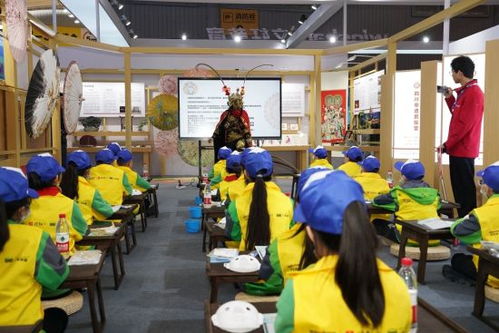 現場學川劇變臉 這個寶藏體驗區人氣旺丨2023天府書展