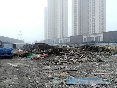 鄭州一企業違規私設黑加油站并隨意堆放建筑垃圾，環保技術開發存隱患